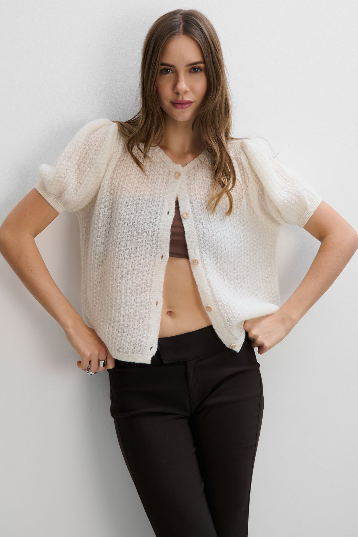 Fastened sweater of alpaca and virgin ecru wool