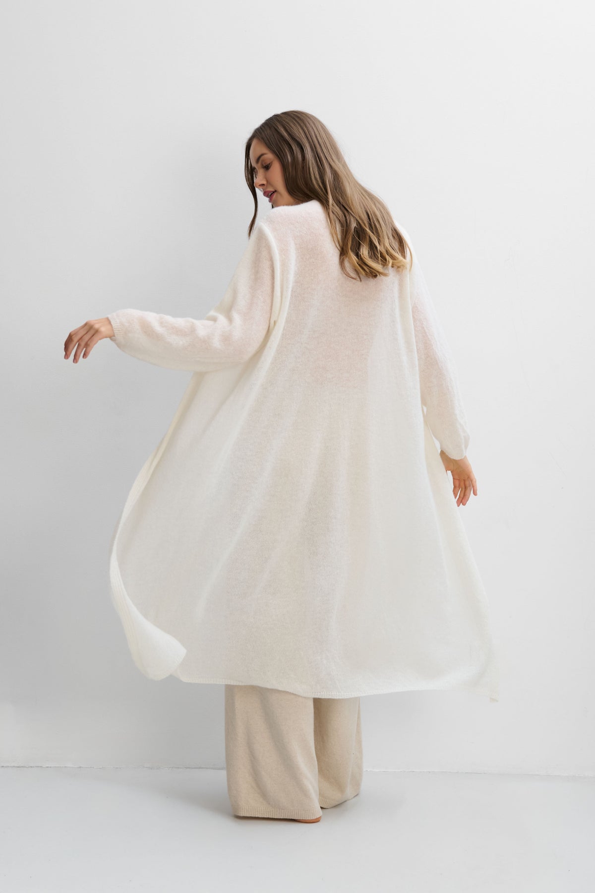 Long cardigan made of baby alpaca wool and ecru virgin wool.