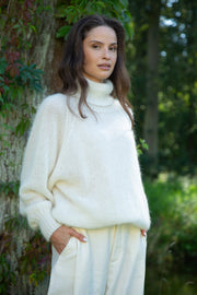 Seamless oversized turtleneck sweater made of ecru alpaca wool