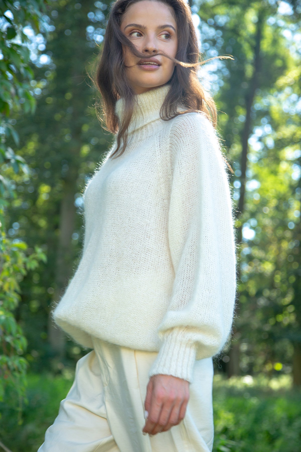Seamless oversized turtleneck sweater made of ecru alpaca wool