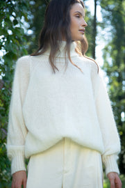Seamless oversized turtleneck sweater made of ecru alpaca wool