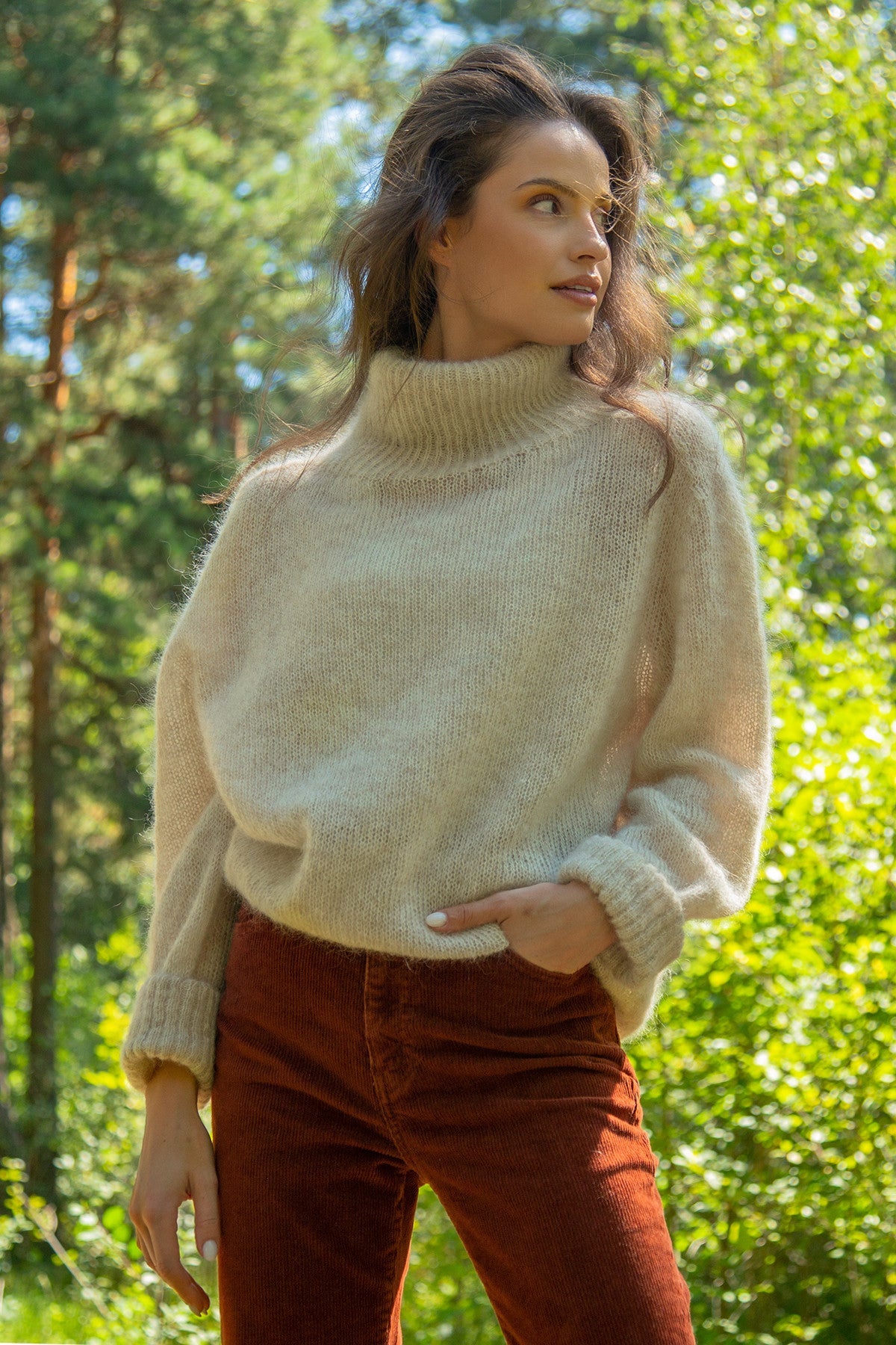 Bezszwowy sweter oversize z golfem z wełny kid moher i merynos beżowy
