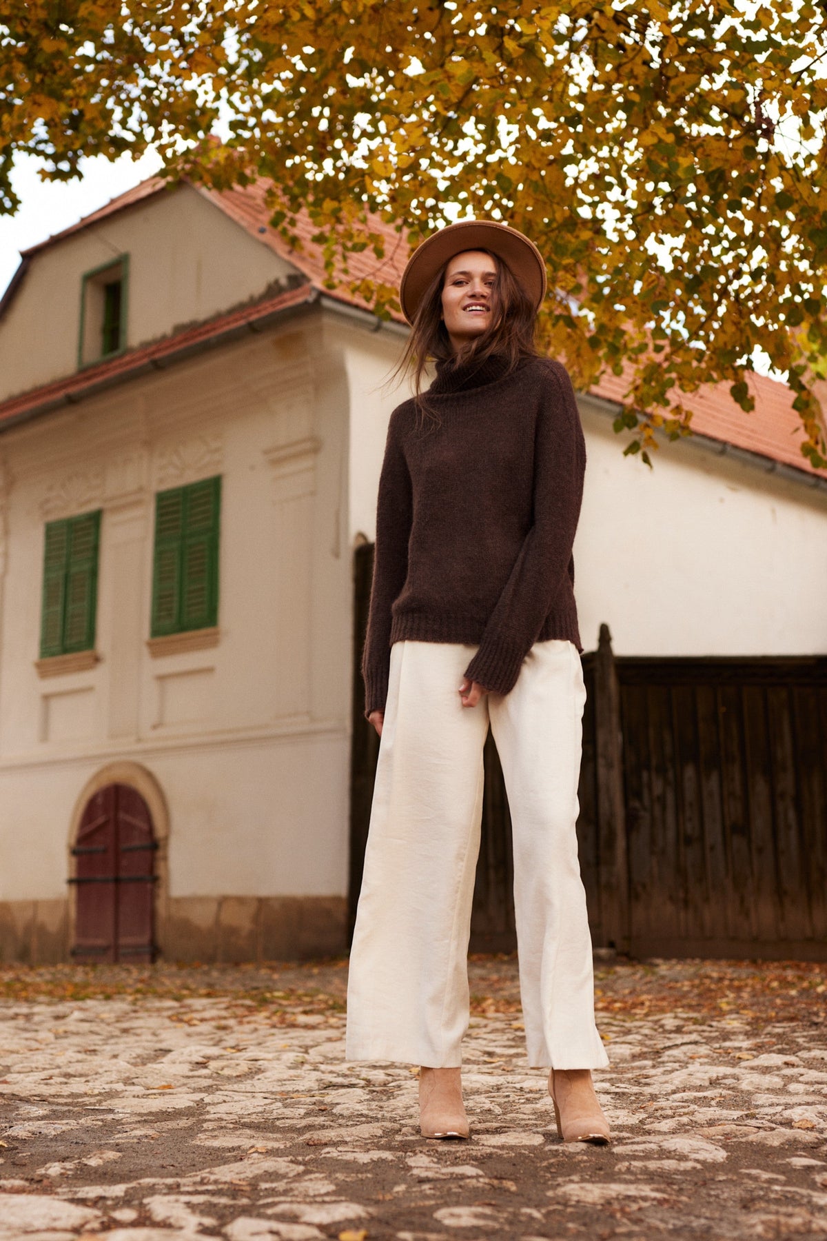 Knitted seamless oversized turtleneck sweater with roll-up cuffs, made of kid mohair and merino wool, brown