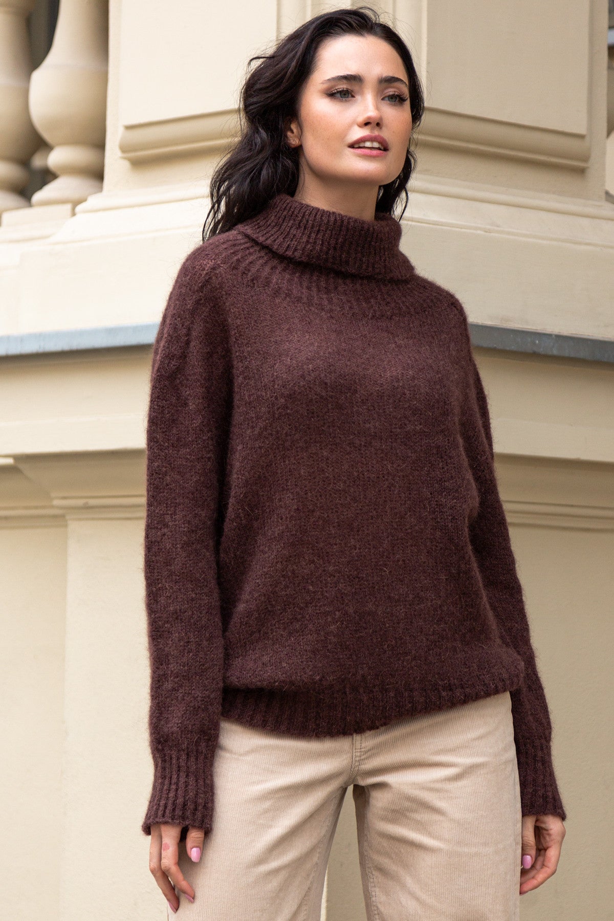 Bezszwowy sweter oversize z golfem z wełny kid moher i merynos brązowy