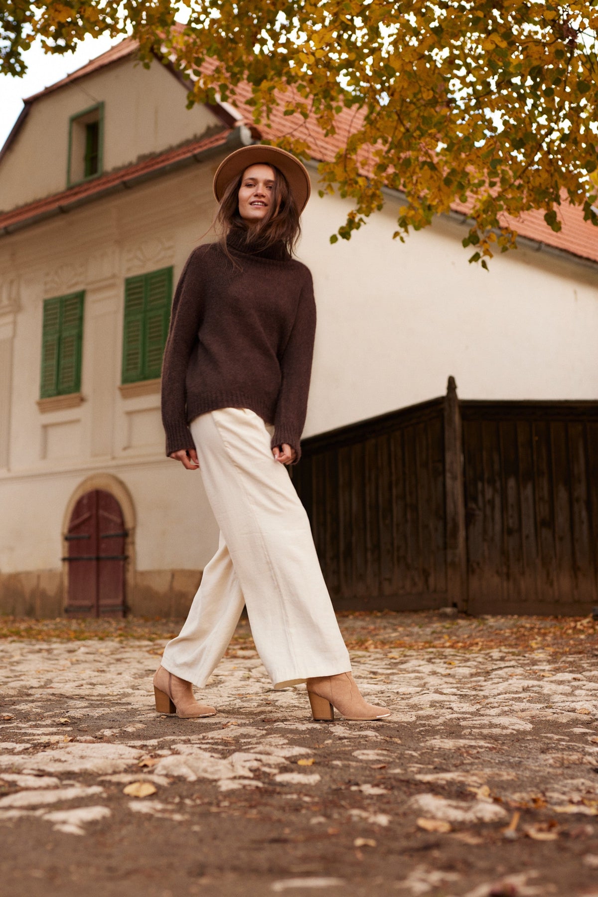Bezszwowy sweter oversize z golfem z wełny kid moher i merynos brązowy