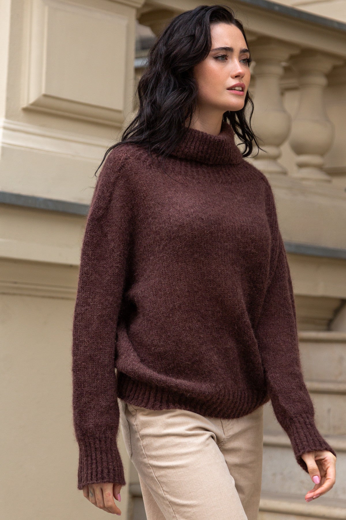 Bezszwowy sweter oversize z golfem z wełny kid moher i merynos brązowy