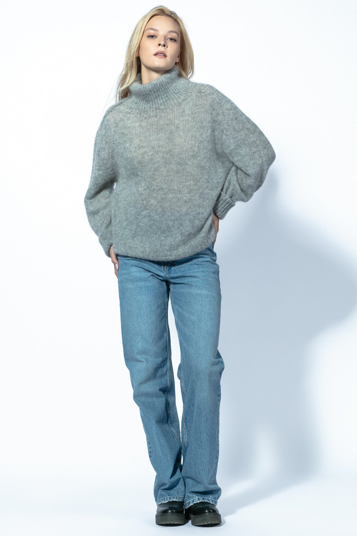 KID MOHAIR AND MERINOS WOOL SEAMLESS OVERSIZED TURTLENECK SWEATER WITH CUFFED CUFFS, GREY