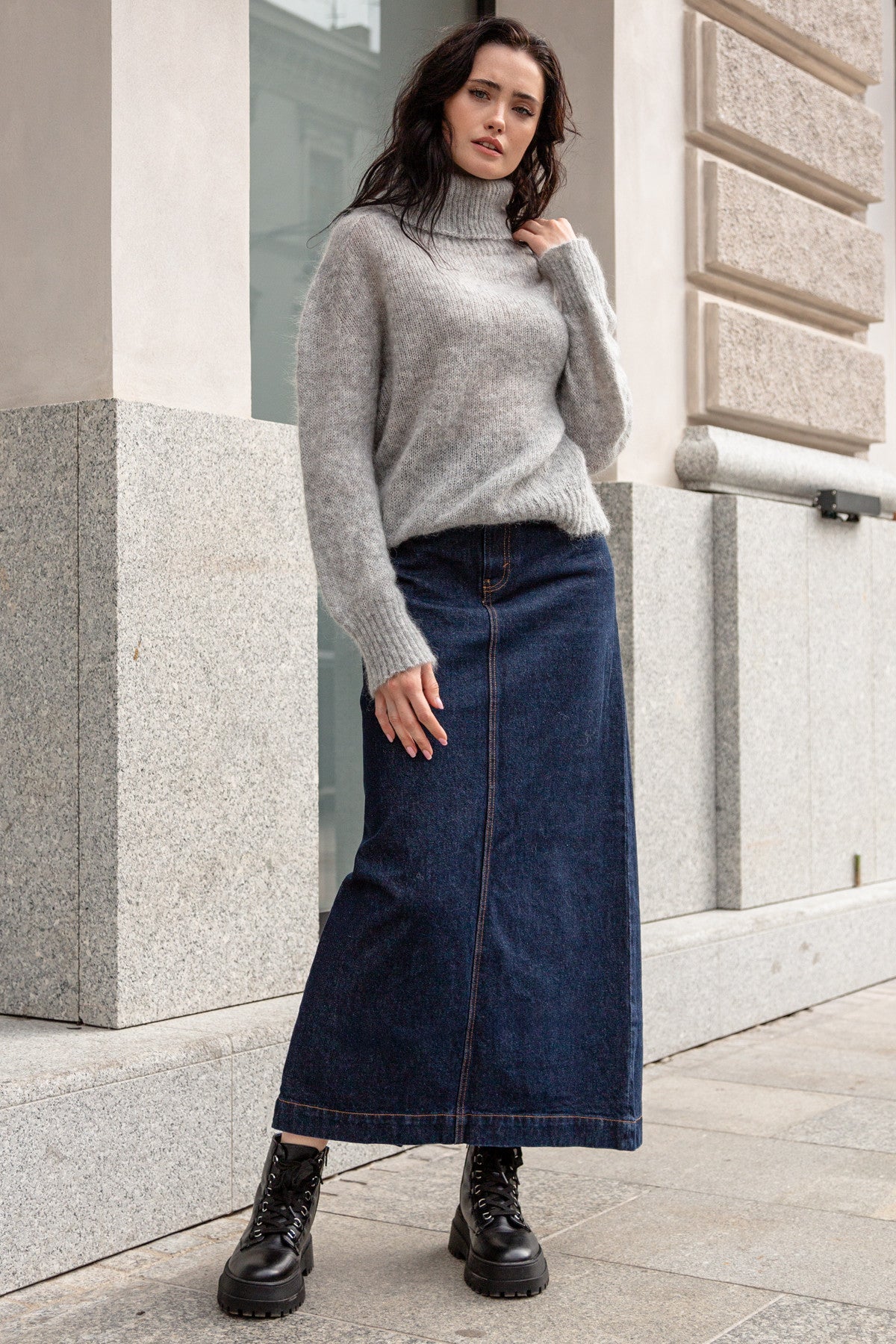 KID MOHAIR AND MERINOS WOOL SEAMLESS OVERSIZED TURTLENECK SWEATER WITH CUFFED CUFFS, GREY