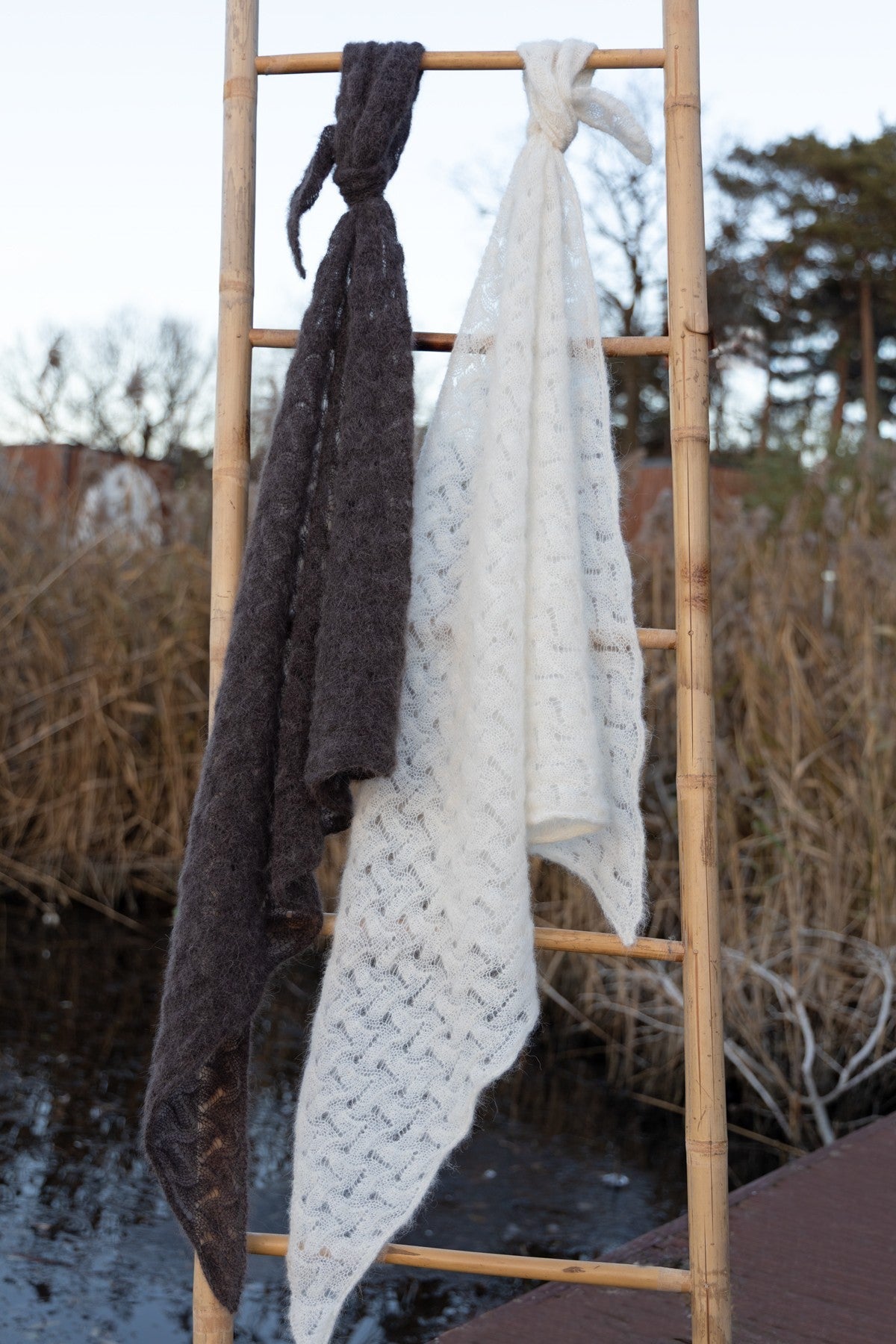 Chusta ażurowa z wełny alpaki Cloudloom Shawl brązowy