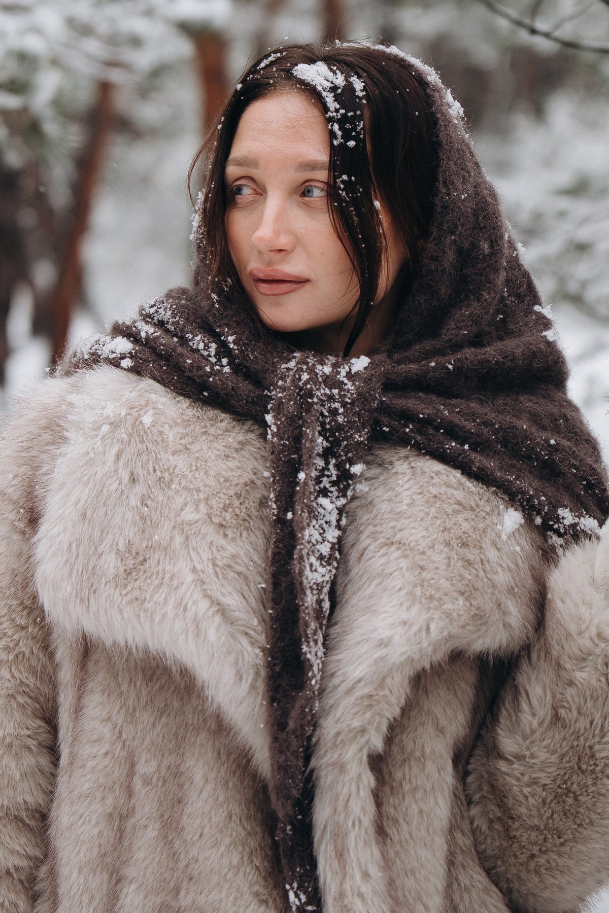 Chusta ażurowa z wełny alpaki Cloudloom Shawl brązowy