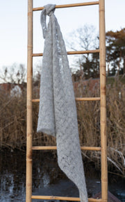 Chusta ażurowa z wełny alpaki Cloudloom Shawl szary
