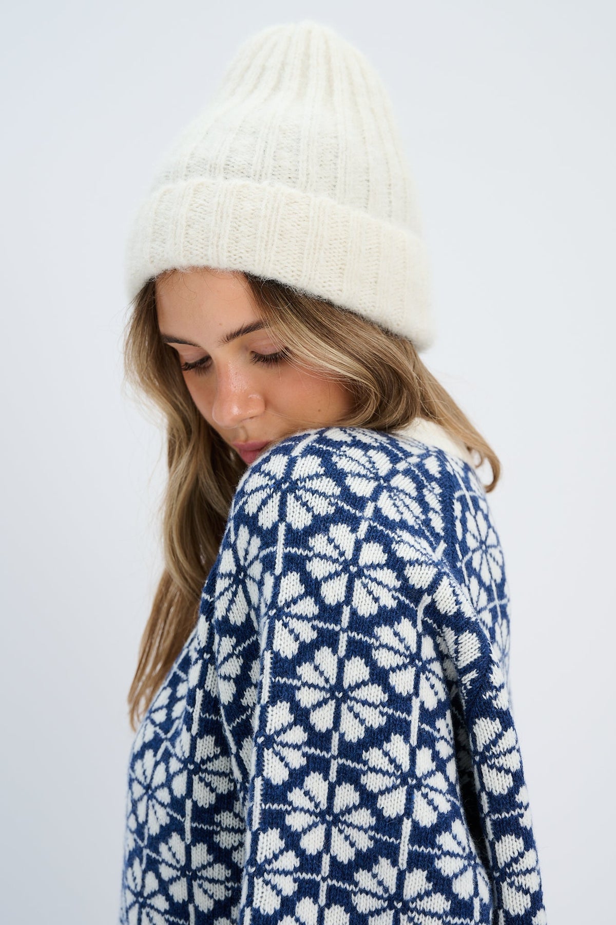 Snow Kiss ecru wool cap
