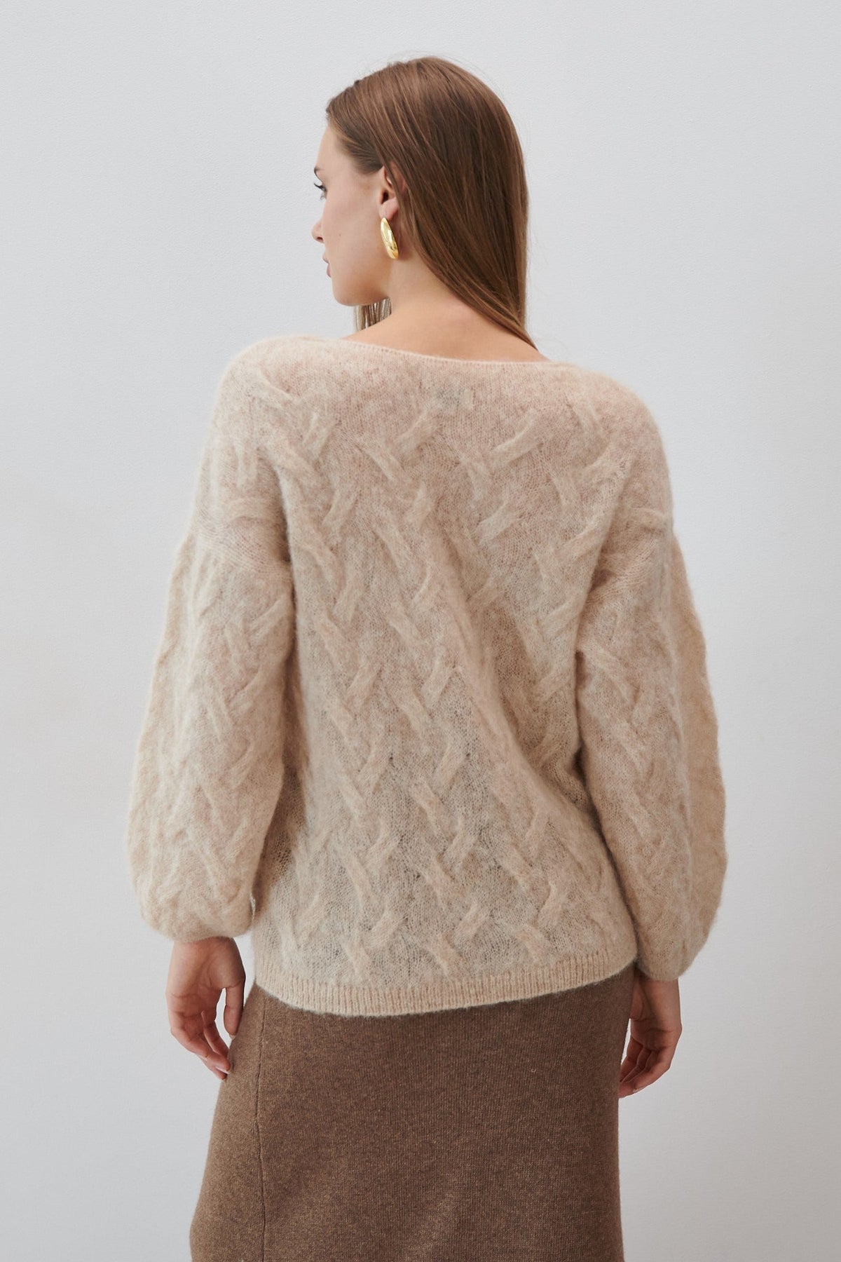 Delikatny sweter mgiełka z wełny alpaki soft blossom beżowy