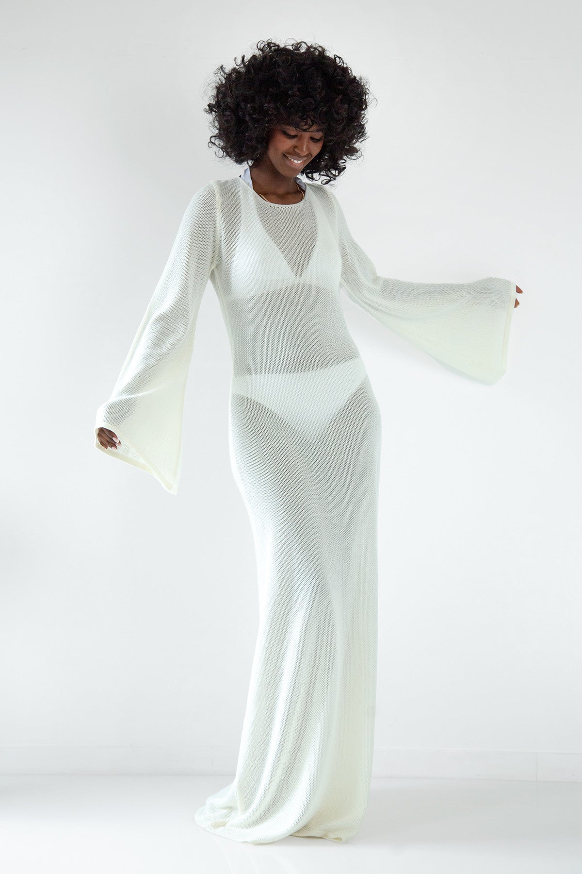 Long openwork dress with a neckline at the back made of ecru cotton