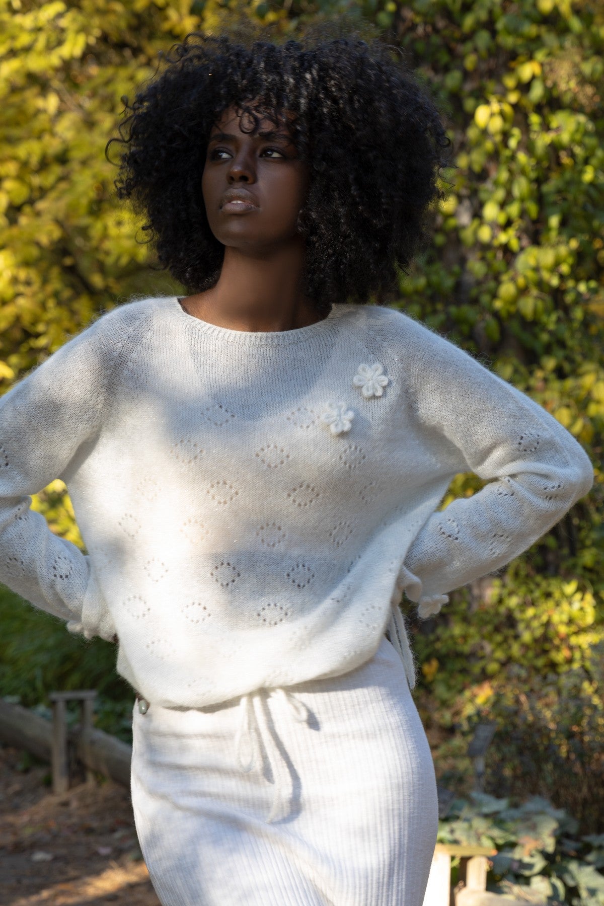 Elegancki sweter z wełny suri ręcznie zdobiony ecru