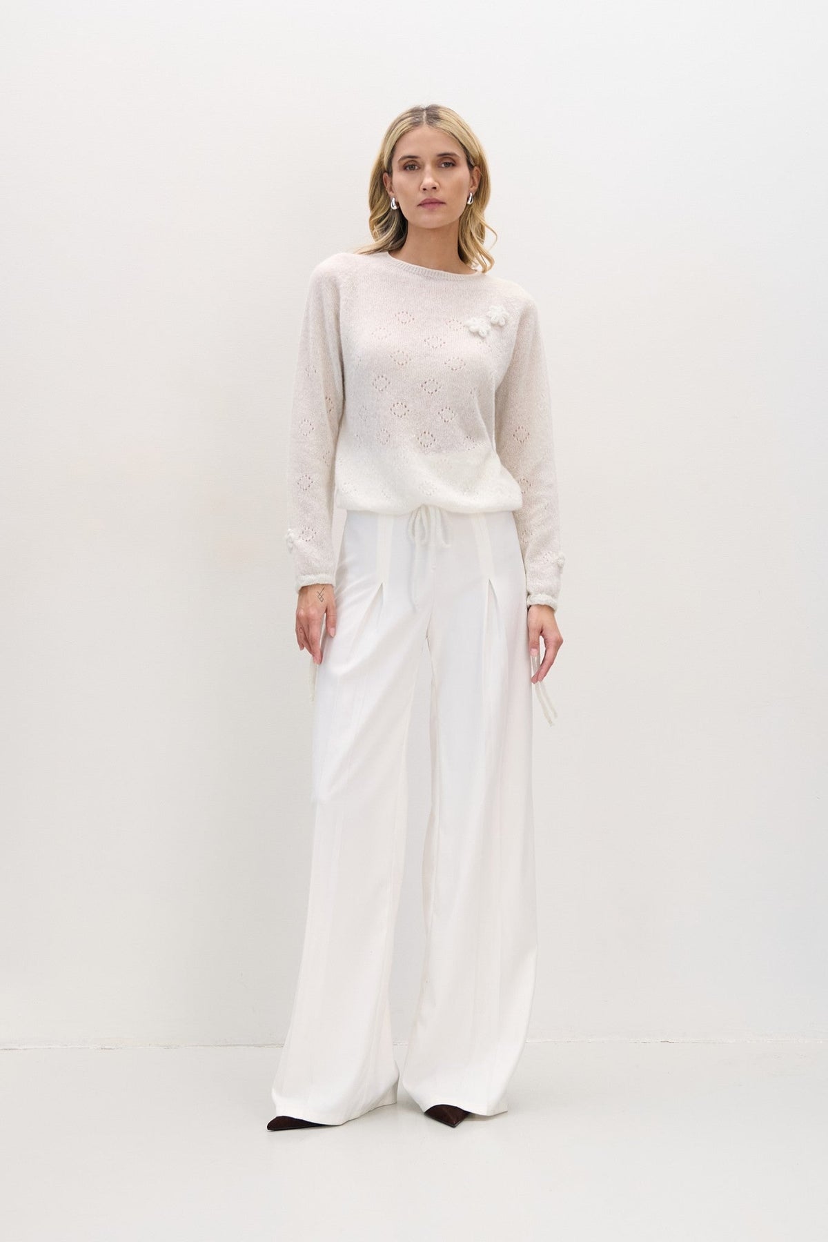Elegancki sweter z wełny suri ręcznie zdobiony ecru
