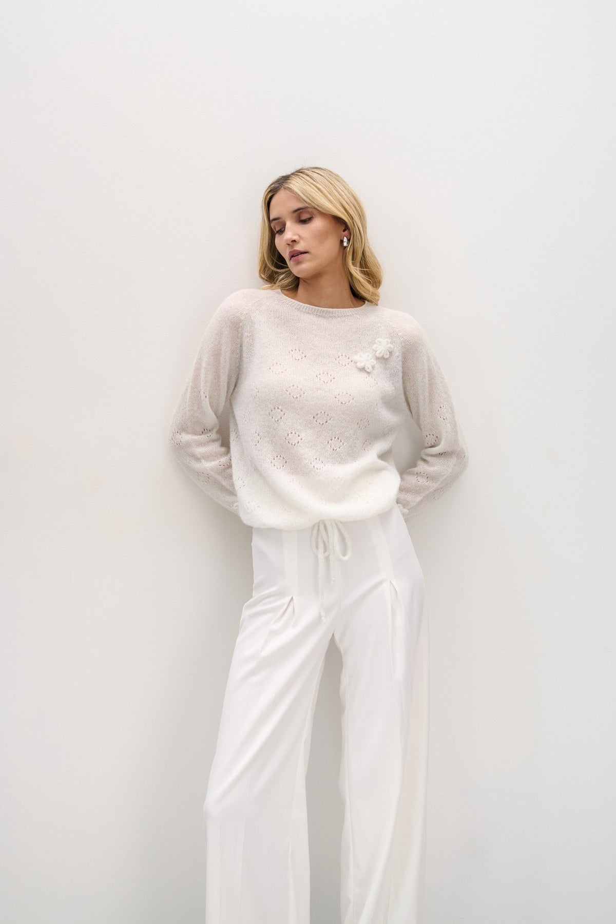 Elegancki sweter z wełny suri ręcznie zdobiony ecru