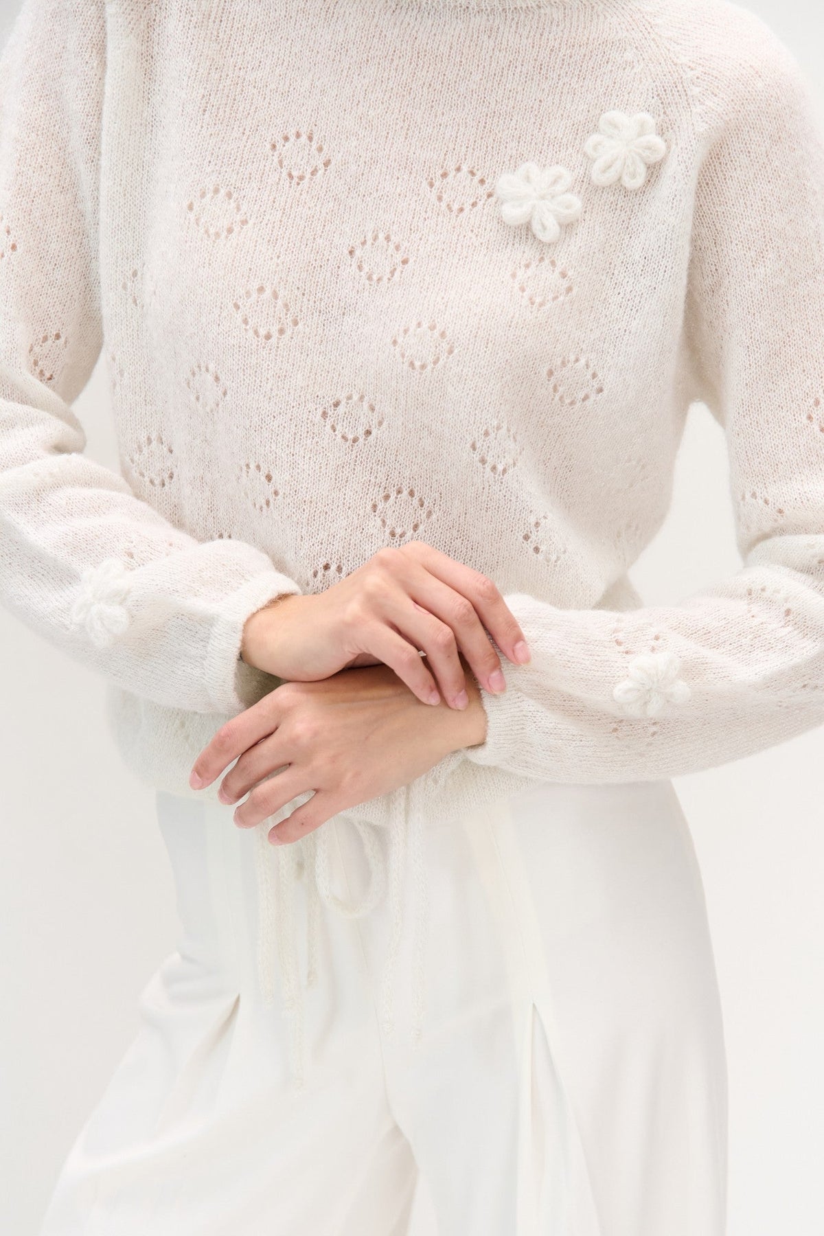 Elegancki sweter z wełny suri ręcznie zdobiony ecru