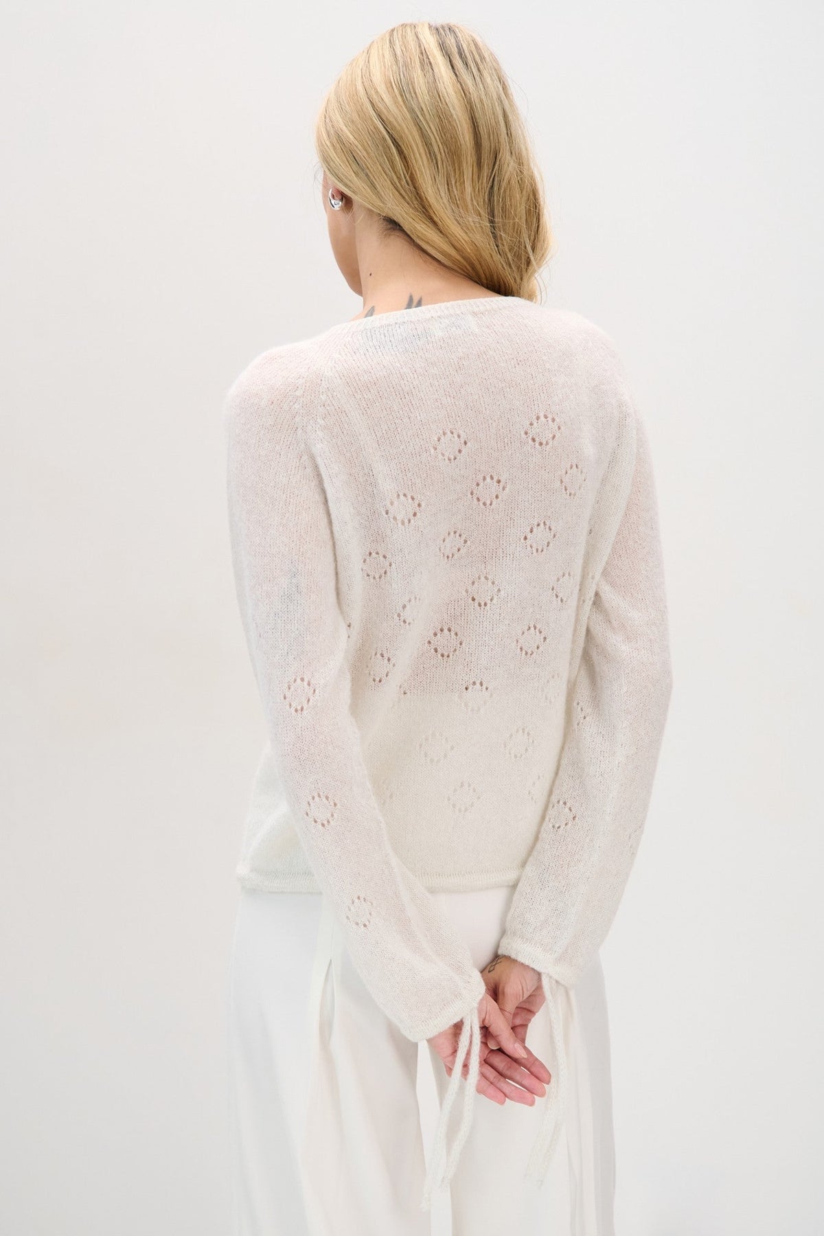 Elegancki sweter z wełny suri ręcznie zdobiony ecru