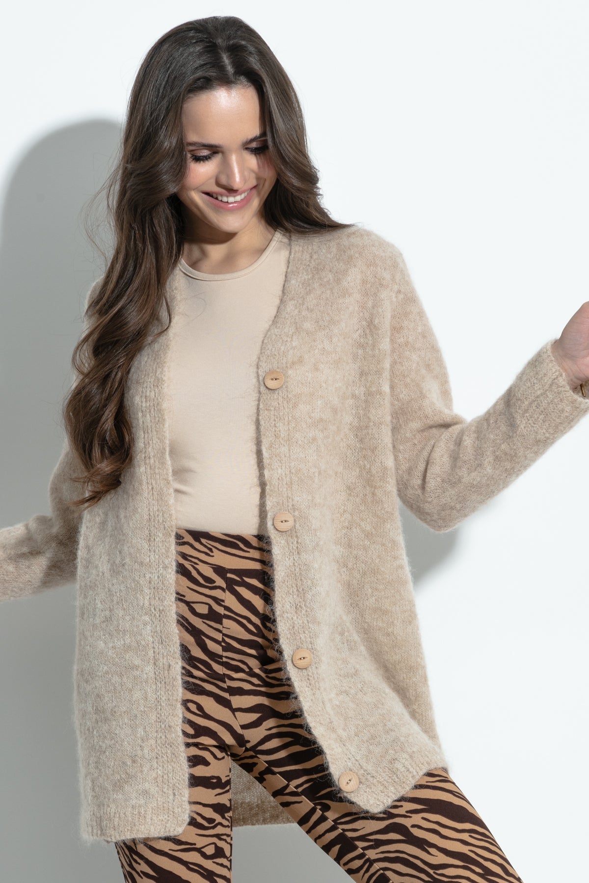 Elegant buttoned cardigan made of beige alpaca wool