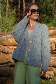 Classic buttoned cardigan with aran weave gray