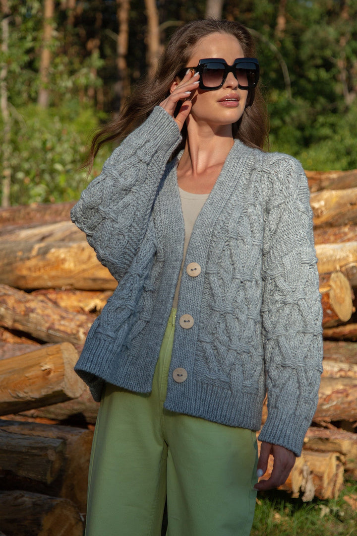 Classic buttoned cardigan with aran weave gray