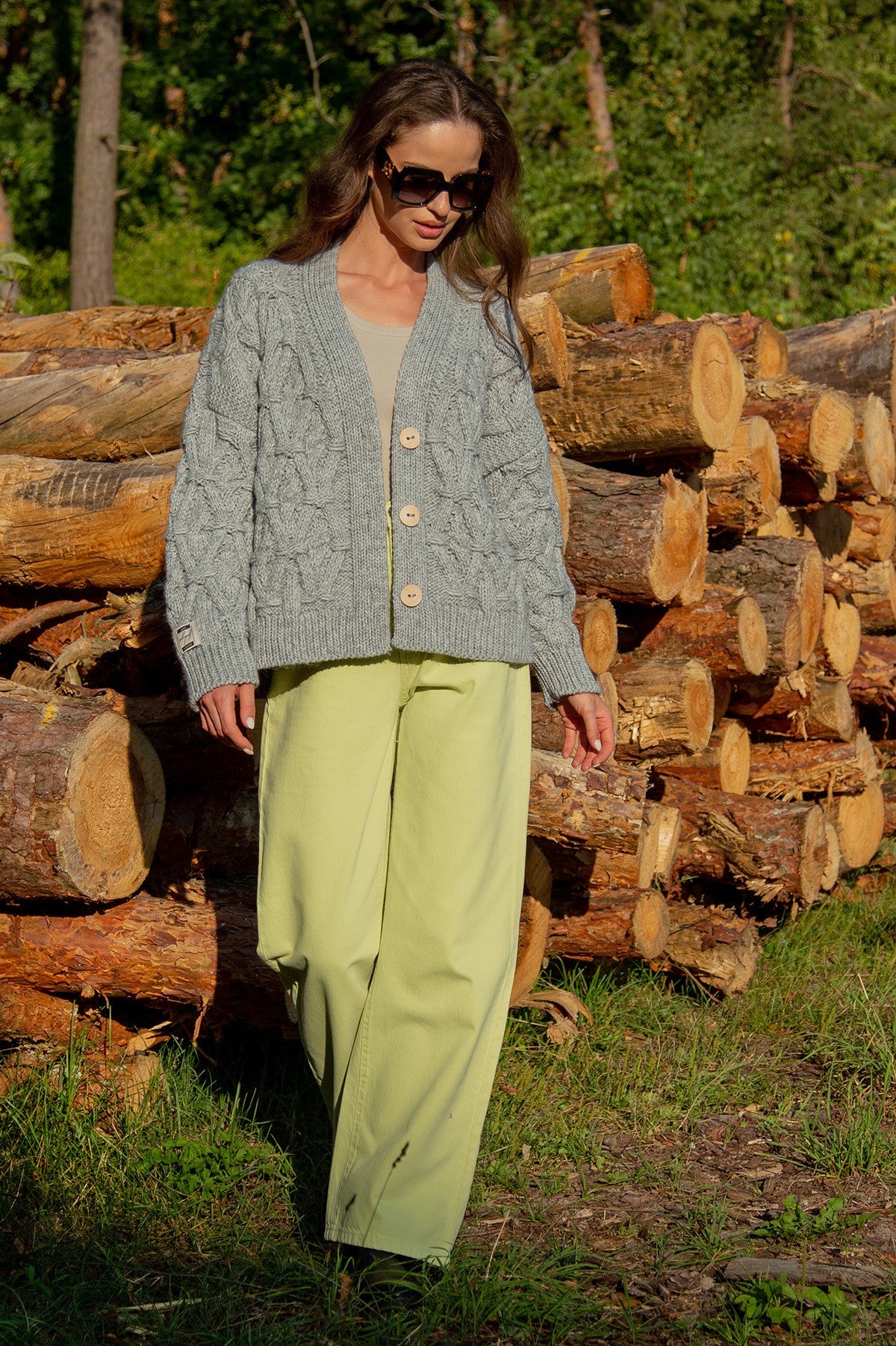 Classic buttoned cardigan with aran weave gray
