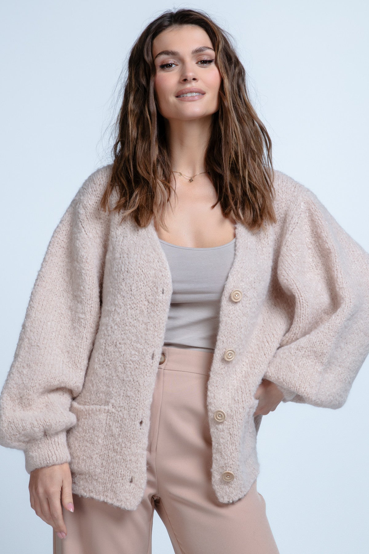 Short cardigan with pockets made of virgin wool, beige
