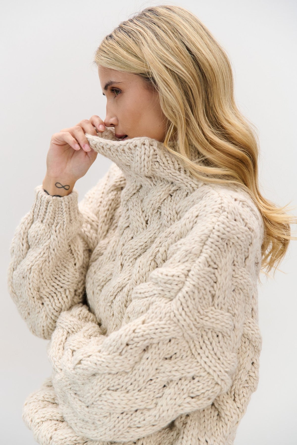 Thick woolen sweater with a cable weave, beige melange, beige melange