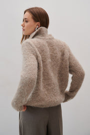 Sweter z wełny alpaki z kołnierzem Earth Embrace beżowy