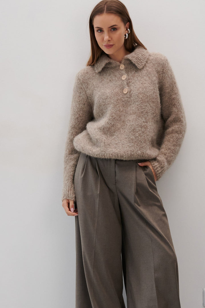 Sweter z wełny alpaki z kołnierzem Earth Embrace beżowy