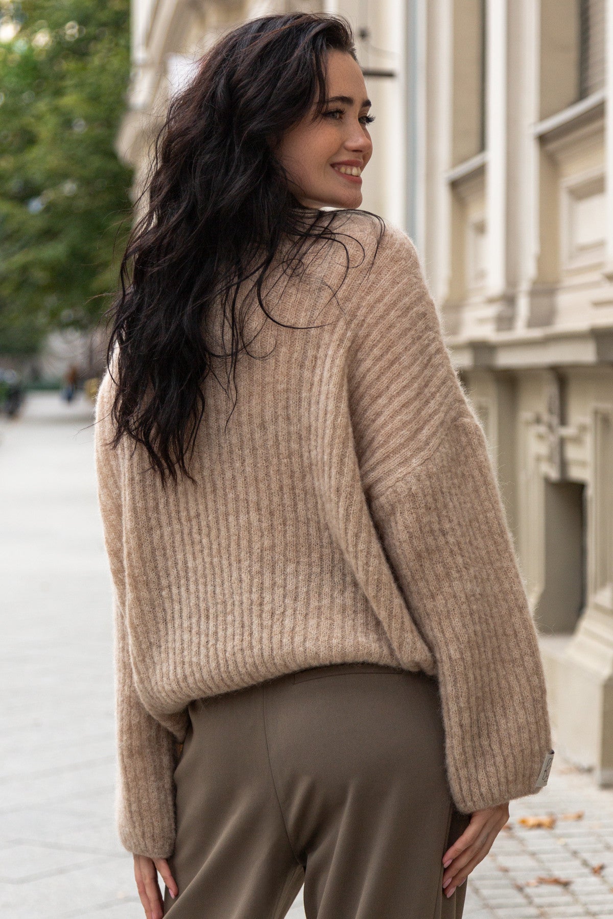 Sweter z wełny alpaki zapinany beżowy