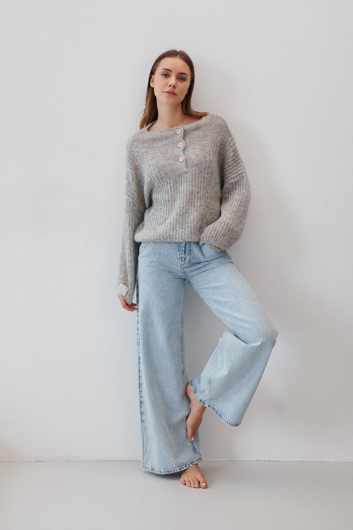 Sweter z wełny alpaki zapinany szary