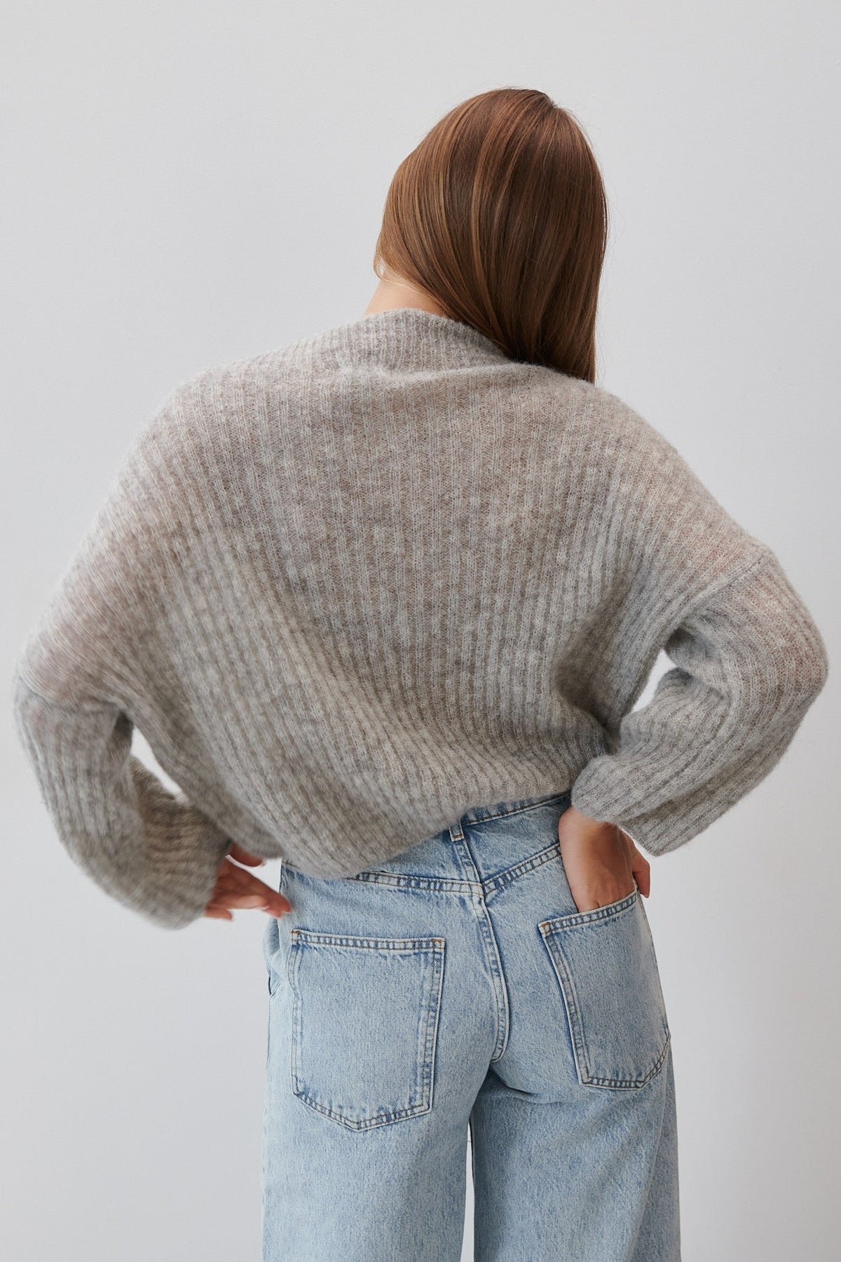 Sweter z wełny alpaki zapinany szary