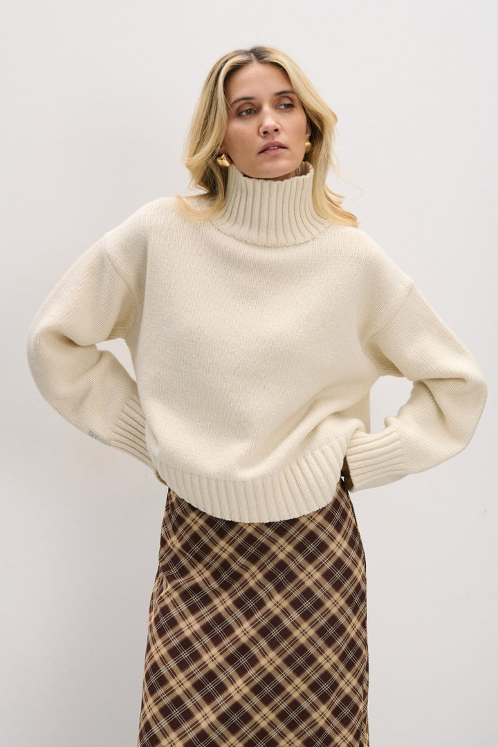 Merinos wool sweater with a thick slab of ecru half-golf