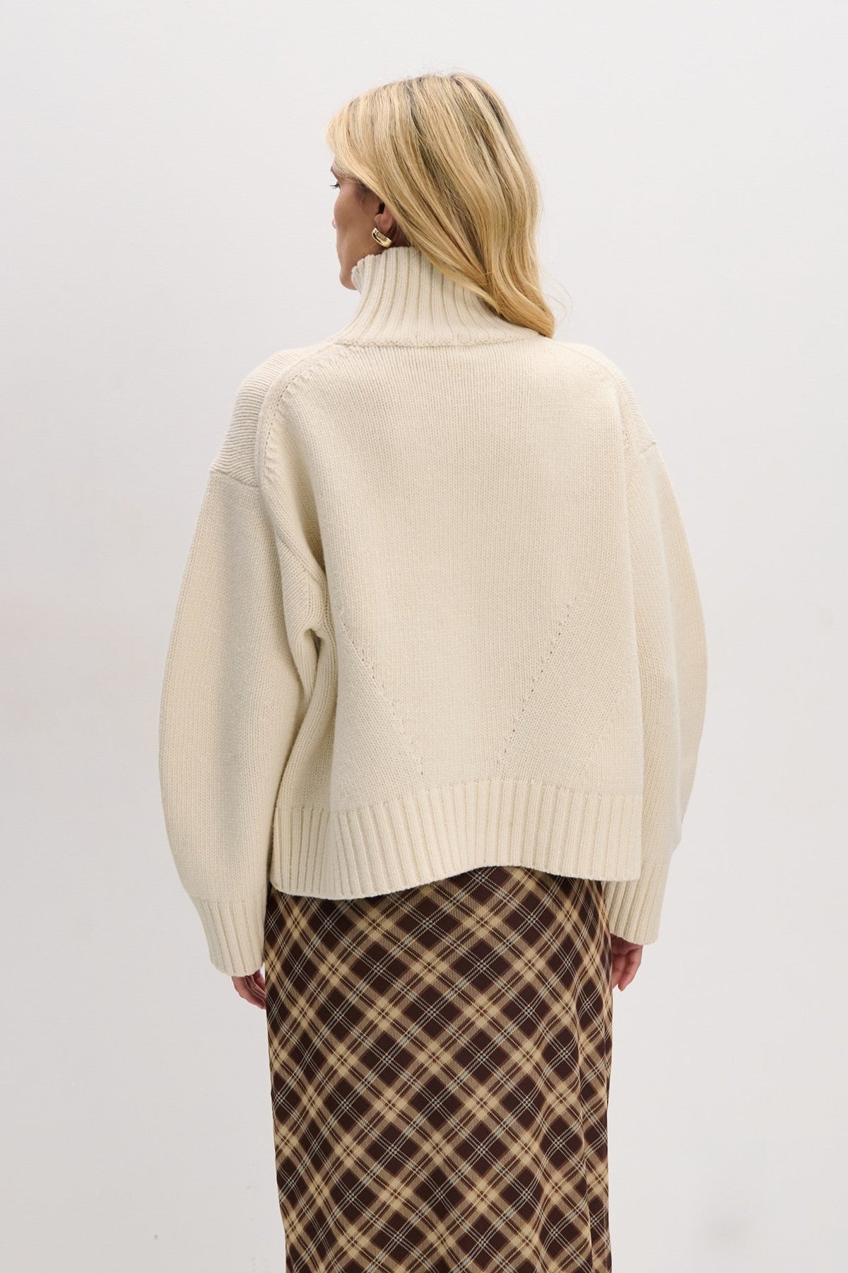Chunky knit merino wool turtleneck sweater ecru