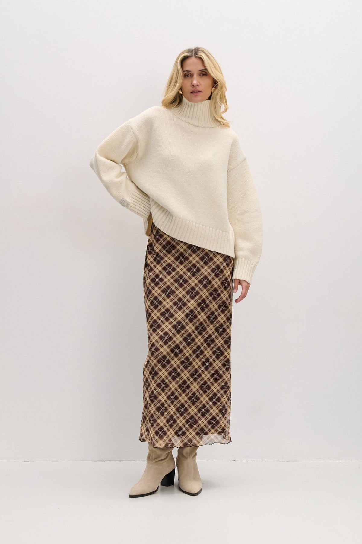 Chunky knit merino wool turtleneck sweater ecru