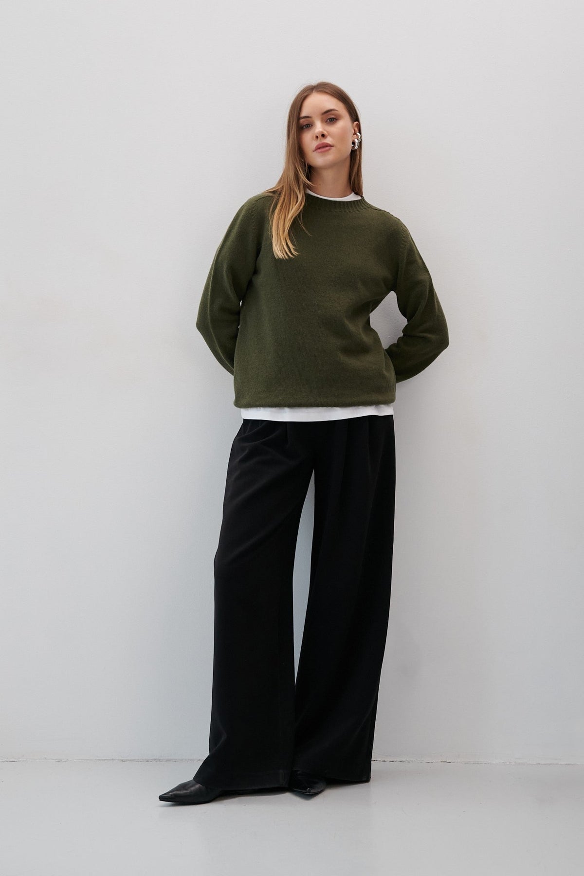 Sweter z wełny merynos elegant flow oliwkowy