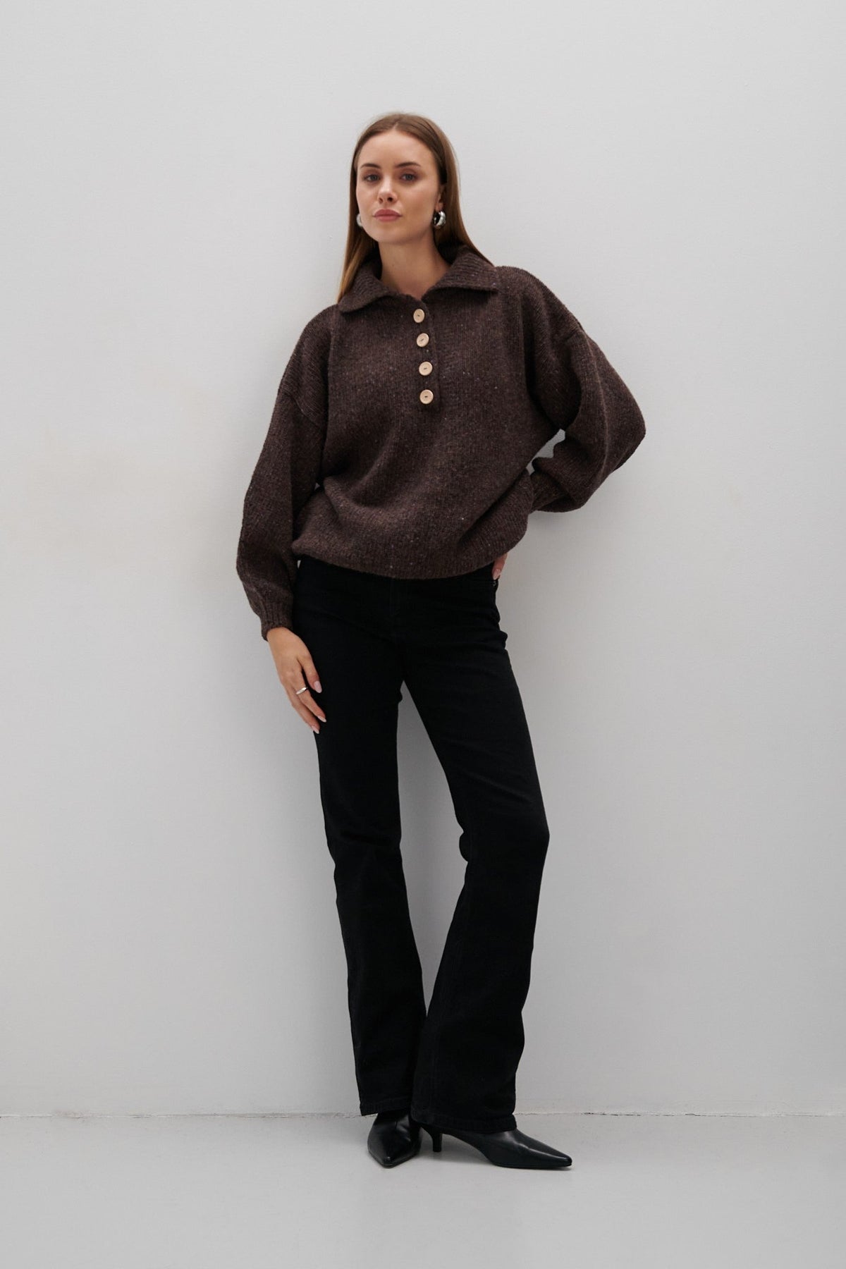 SWETER Z WEŁNY Z KOŁNIERZEM CINNAMON BARK brązowy