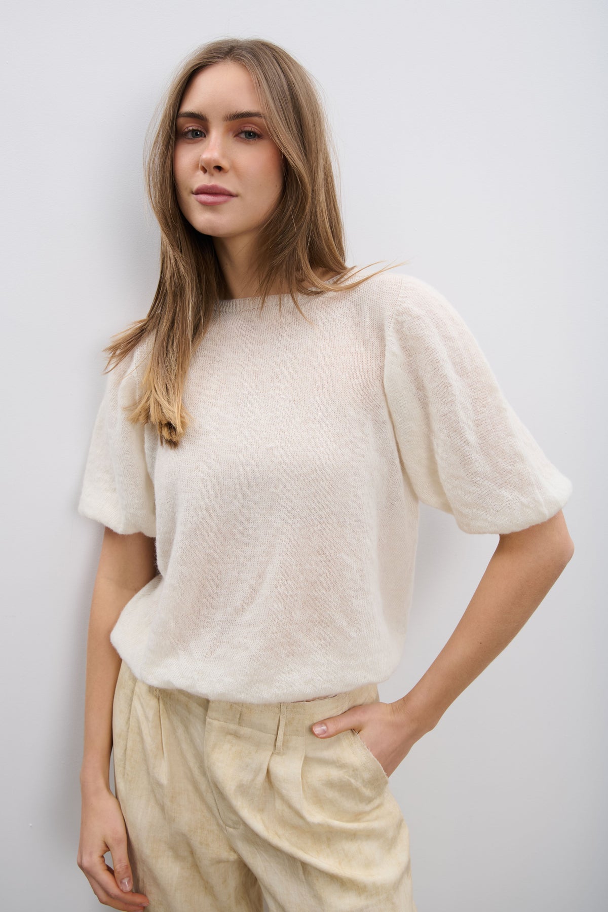 Short sleeve sweater with a baby alpaca wool and virgin ecru wool