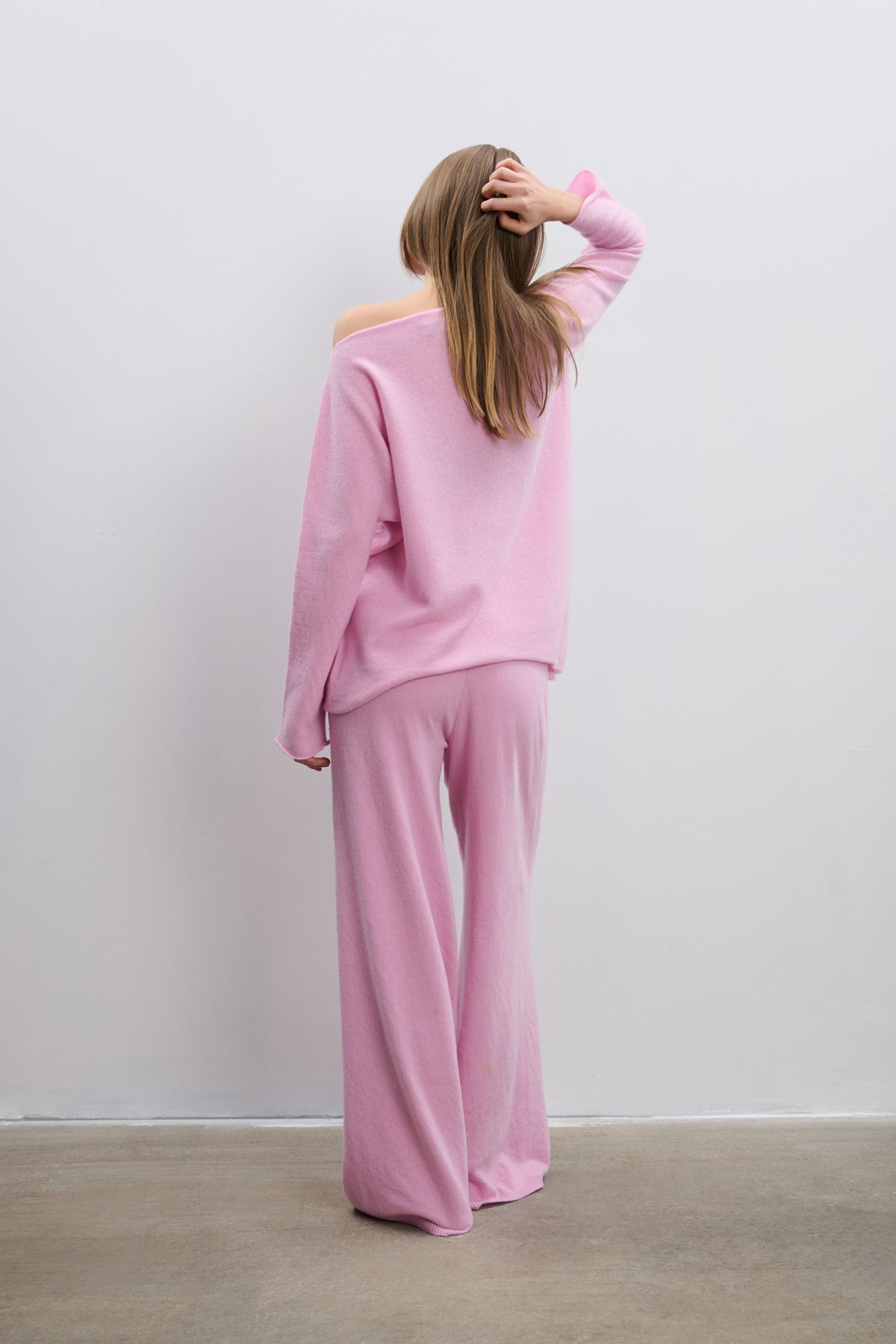 Cashmere and wool trousers and blouse set in Soft Horizon pink
