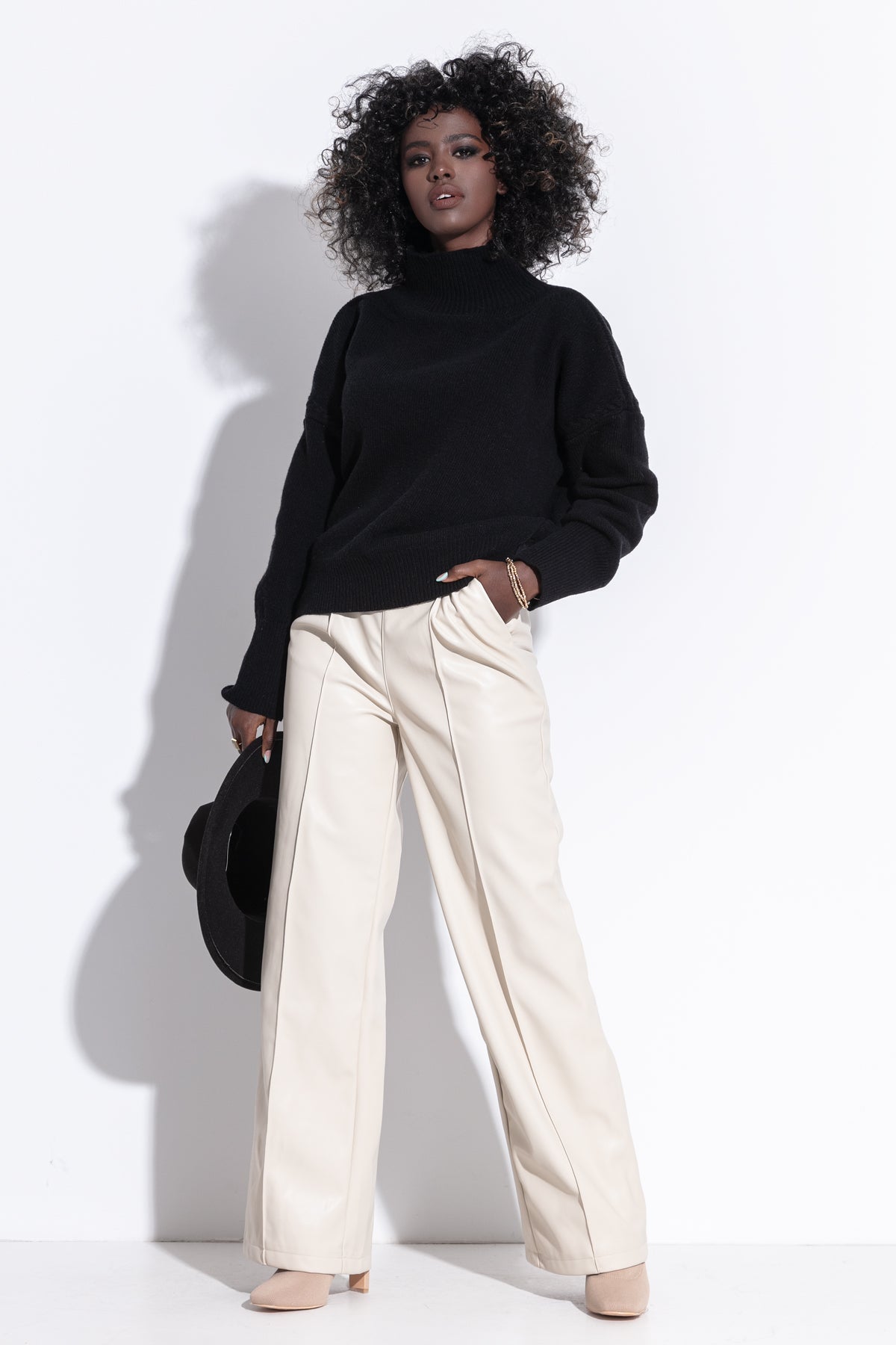 Elegant wool turtleneck sweater, black
