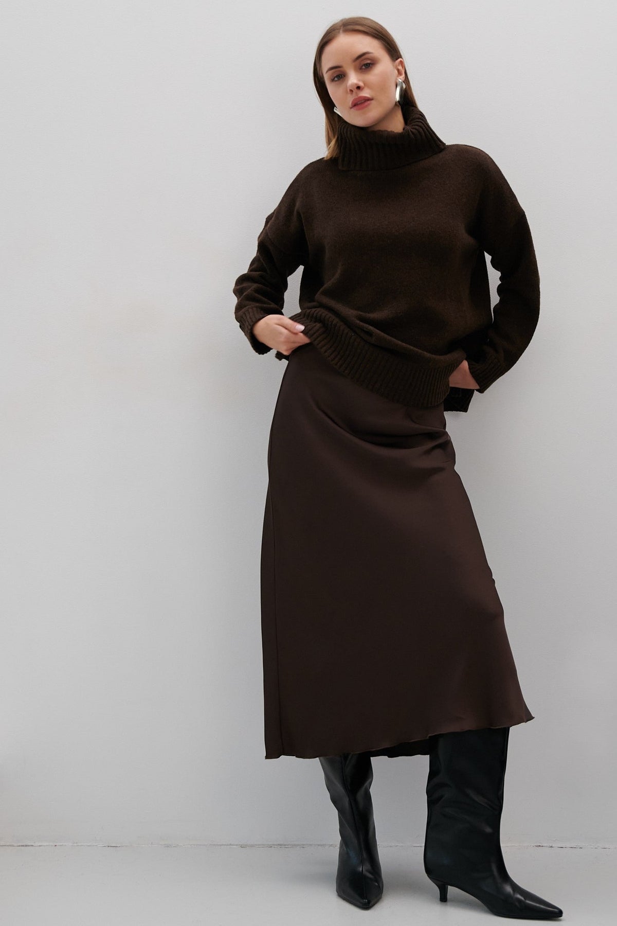 Woolen loose turtleneck sweater brown