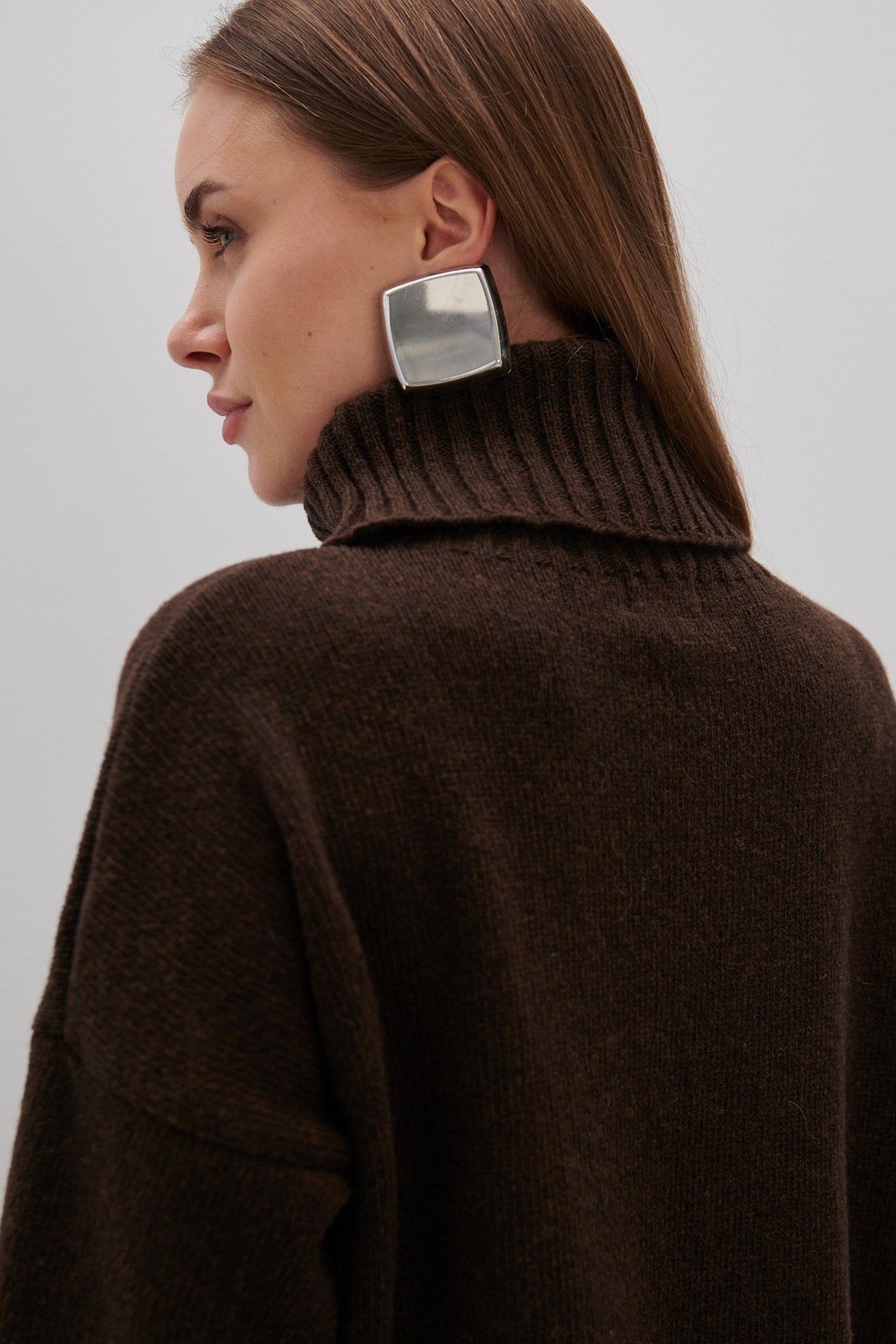 Woolen loose turtleneck sweater brown