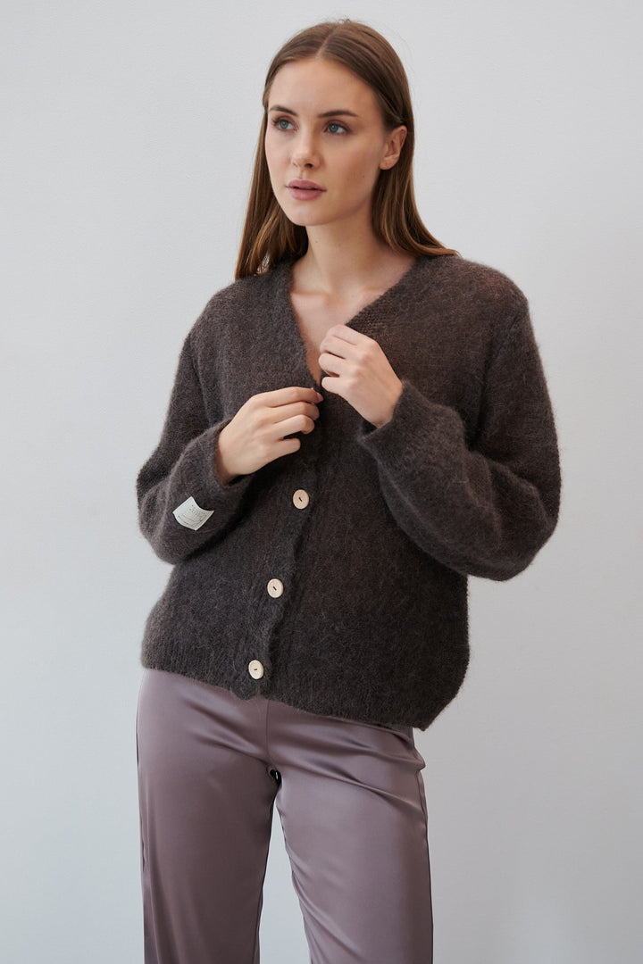 Fastened cardigan of uncolored wool brown alpaca